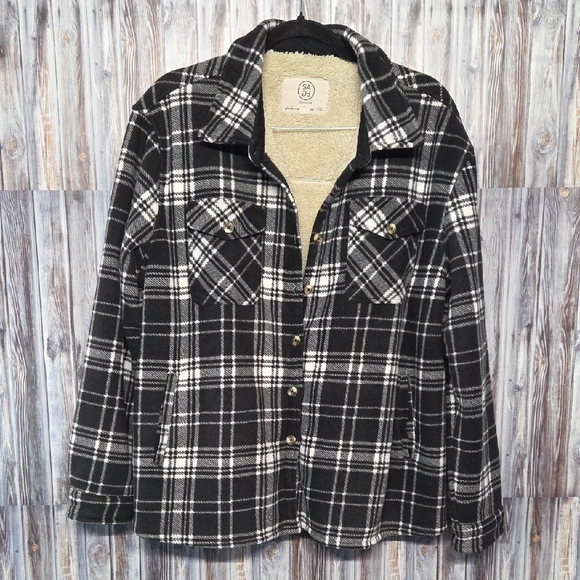Sadie & Sage Tops - Sadie & Sage Black and White Plaid Button Sherpa Shacket Size XXL